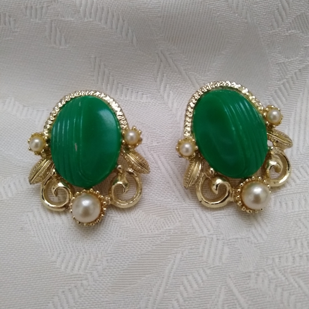 Green center faux pearl oval goldtone clip-on earrings